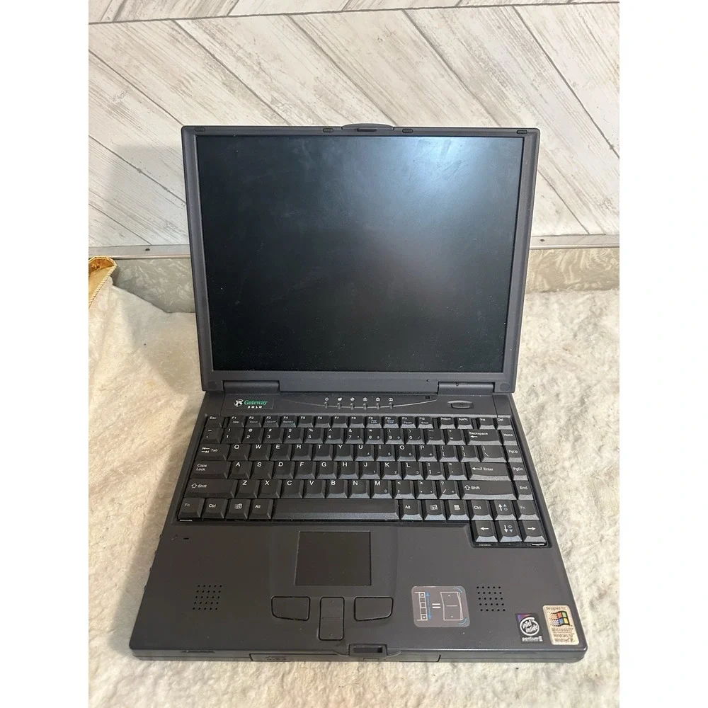 Vintage Gateway Solo 5150 Series Laptop Powers ON AS IS NEEDS NEW HARD DRIVE